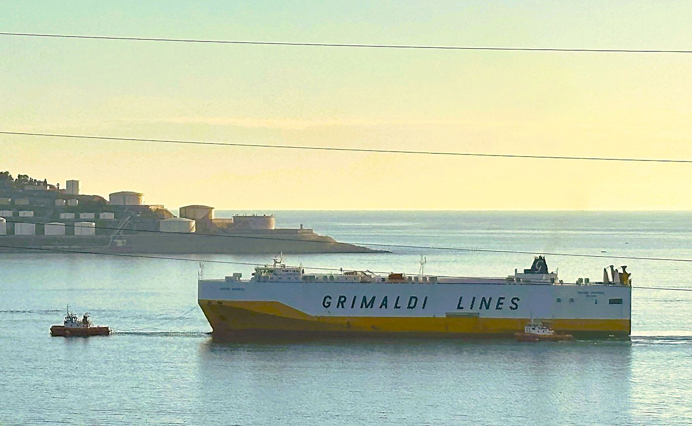 Tegljači Ocean Montenegro asistiraju ro-ro brodu Grimaldi Lines u luci Bar